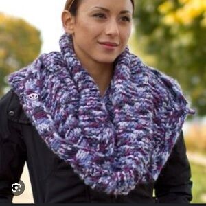Lululemon Hickey Hider Black Swan Lilac Persian Purple Plum Space Dye Hood Scarf